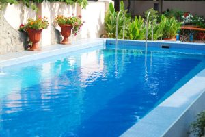 בריכה משפחתית - בריכה מלבנית היא הבחירה המושלמת לאירוח קיץ משפחתי