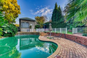 בוחרים בריכה לגינה - איך לבחור את בריכת הפיברגלס המושלמת לגינה שלכם